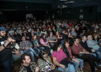 Asistentes y cineastas participan en una función del Festival de Cine Latinoamericano Rosario 2026, encuentro que reunió películas de 18 países y actividades para la industria audiovisual.