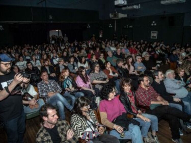 Asistentes y cineastas participan en una función del Festival de Cine Latinoamericano Rosario 2026, encuentro que reunió películas de 18 países y actividades para la industria audiovisual.