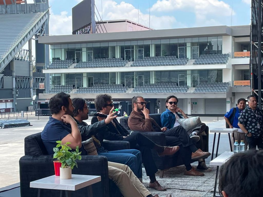 Integrantes de Enjambre durante una conferencia de prensa en la que celebran el sold out de su concierto en el Estadio GNP Seguros y anuncian una segunda presentación para agosto de 2026.