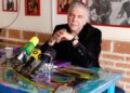 J. C. Uribe ofrece una conferencia de prensa para presentar el documental Testigos: La verdad tiene voz, proyecto que explora nuevas declaraciones sobre el asesinato de Paco Stanley y las circunstancias que rodearon el caso.
