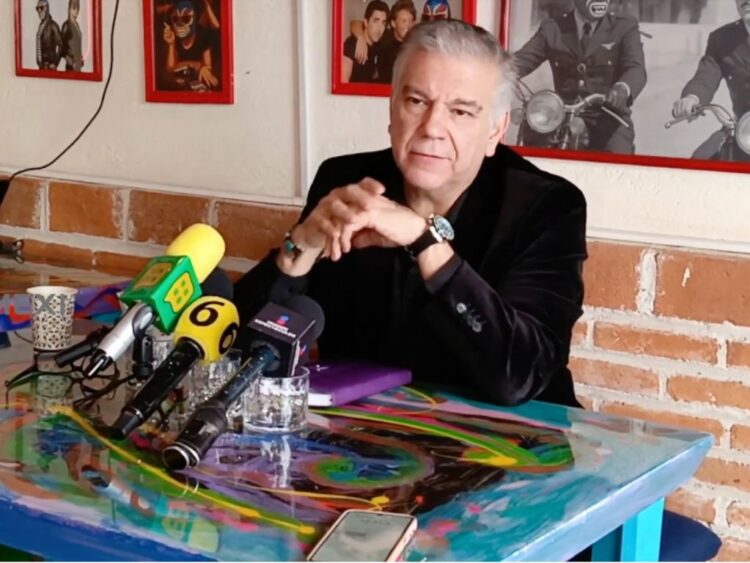 J. C. Uribe ofrece una conferencia de prensa para presentar el documental Testigos: La verdad tiene voz, proyecto que explora nuevas declaraciones sobre el asesinato de Paco Stanley y las circunstancias que rodearon el caso.