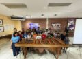 La marimbista chiapaneca Anahí Gutiérrez Domínguez interpreta arreglos de música de cine durante una presentación de “Cinemarimba, una tradición de película: concierto didáctico”, proyecto que promueve el interés de niñas, niños y jóvenes por la marimba en Chiapas.