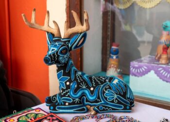 Artesanas y artesanos de pueblos originarios muestran sus creaciones en la Feria Artesanal “Nuestras Culturas Viven”, instalada en el Museo Nacional de Culturas Populares, donde el público conoce técnicas, saberes y tradiciones de diversas regiones de México.