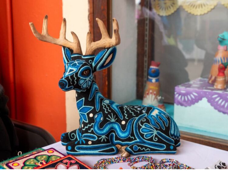 Artesanas y artesanos de pueblos originarios muestran sus creaciones en la Feria Artesanal “Nuestras Culturas Viven”, instalada en el Museo Nacional de Culturas Populares, donde el público conoce técnicas, saberes y tradiciones de diversas regiones de México.