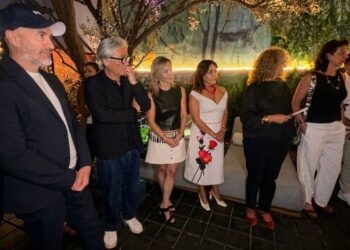 Artistas, invitados y organizadores recorren la exposición Reconstruyendo Futuros durante su inauguración en Casa Design Hunter, en Polanco, donde se exhiben obras de 10 creadores internacionales que promueven el diálogo entre arte contemporáneo y filantropía.