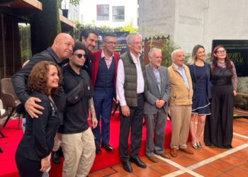 Representantes de Culturalmente Responsable A.C., la Universidad de la Comunicación y especialistas en patrimonio cultural durante la presentación del proyecto Tierra Virreinal en la Ciudad de México.