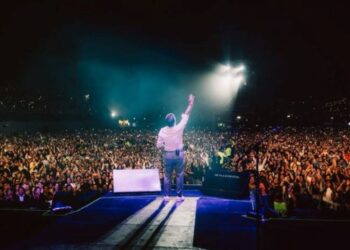 Ricardo Montaner canta en el escenario de Costa 21 ante miles de seguidores que llenaron el recinto en Lima.