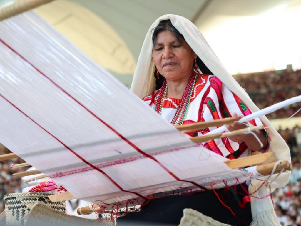 Artesanas, músicos y cocineras tradicionales participan en el Festival Oaxaca en Los Pinos, donde el público disfruta de muestras gastronómicas, artesanías, danzas y expresiones culturales de diversas regiones de Oaxaca.