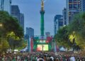 Pantallas de televisión muestran la cobertura del Mundial de Futbol y reportes sobre los terremotos en Venezuela, en contraste entre la euforia deportiva y la información sobre la emergencia humanitaria.