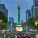 Pantallas de televisión muestran la cobertura del Mundial de Futbol y reportes sobre los terremotos en Venezuela, en contraste entre la euforia deportiva y la información sobre la emergencia humanitaria.