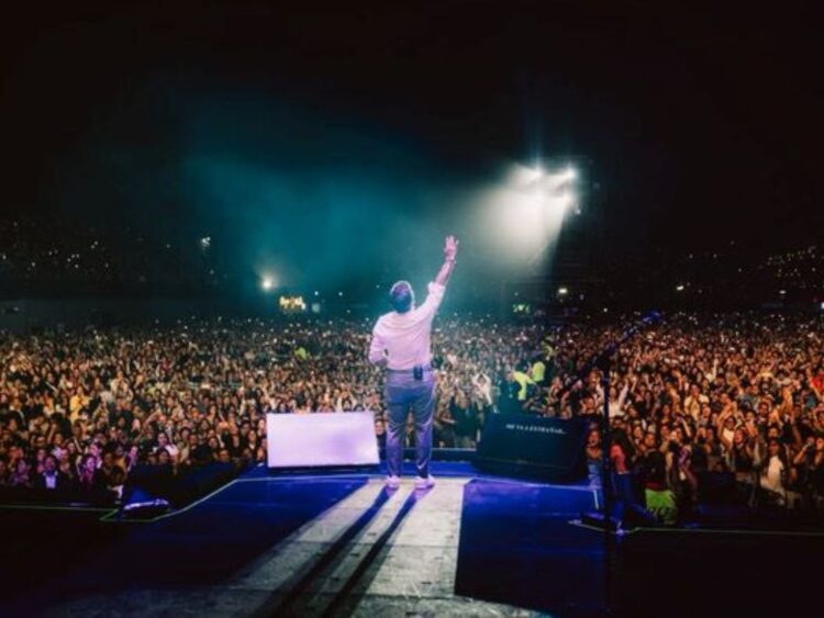 Ricardo Montaner canta en el escenario de Costa 21 ante miles de seguidores que llenaron el recinto en Lima.