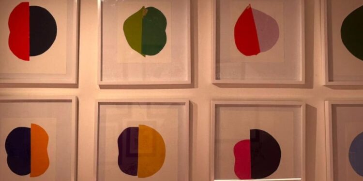 Artistas, invitados y organizadores recorren la exposición Reconstruyendo Futuros durante su inauguración en Casa Design Hunter, en Polanco, donde se exhiben obras de 10 creadores internacionales que promueven el diálogo entre arte contemporáneo y filantropía.