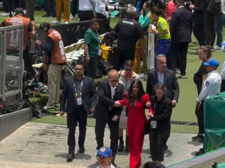 Salma Hayek aparece en la ceremonia inaugural del Mundial 2026 en el Estadio Ciudad de México mientras da la bienvenida a los aficionados y celebra el inicio del torneo.