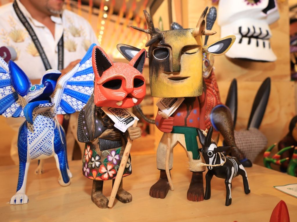 Artesanas, músicos y cocineras tradicionales participan en el Festival Oaxaca en Los Pinos, donde el público disfruta de muestras gastronómicas, artesanías, danzas y expresiones culturales de diversas regiones de Oaxaca.