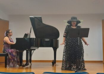 Luz Vizcarra y Sara Vélez durante el recital “Heroínas Rossinianas” en la Antigua Casona de Xicoténcatl, con un programa musical centrado en heroínas de la ópera de Rossini.