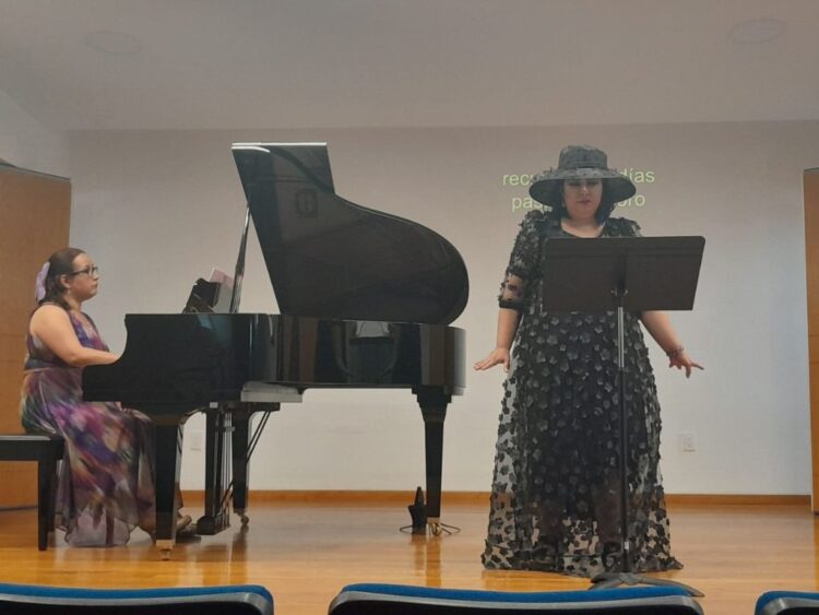 Luz Vizcarra y Sara Vélez durante el recital “Heroínas Rossinianas” en la Antigua Casona de Xicoténcatl, con un programa musical centrado en heroínas de la ópera de Rossini.