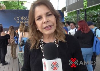 La productora Rosy Ocampo posa junto a José Ron, África Zavala, Daniela Romo y parte del elenco durante el inicio de grabaciones de la telenovela Corazón de Marruecos en una locación de la Ciudad de México.