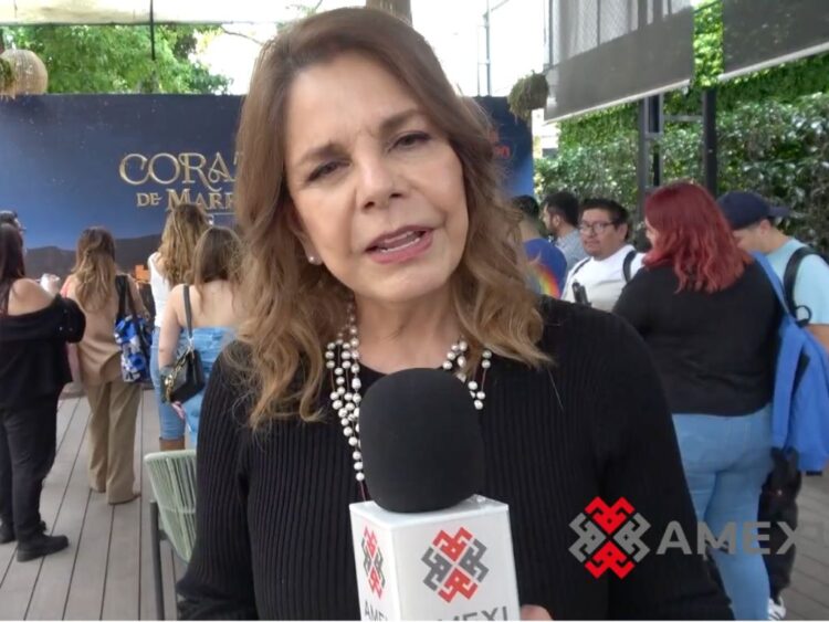 La productora Rosy Ocampo posa junto a José Ron, África Zavala, Daniela Romo y parte del elenco durante el inicio de grabaciones de la telenovela Corazón de Marruecos en una locación de la Ciudad de México.