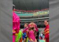 Belinda aparece sobre el escenario de la inauguración del Mundial 2026 con un corset rosa y jeans adornados con miles de cristales Swarovski, durante su participación en el espectáculo musical.