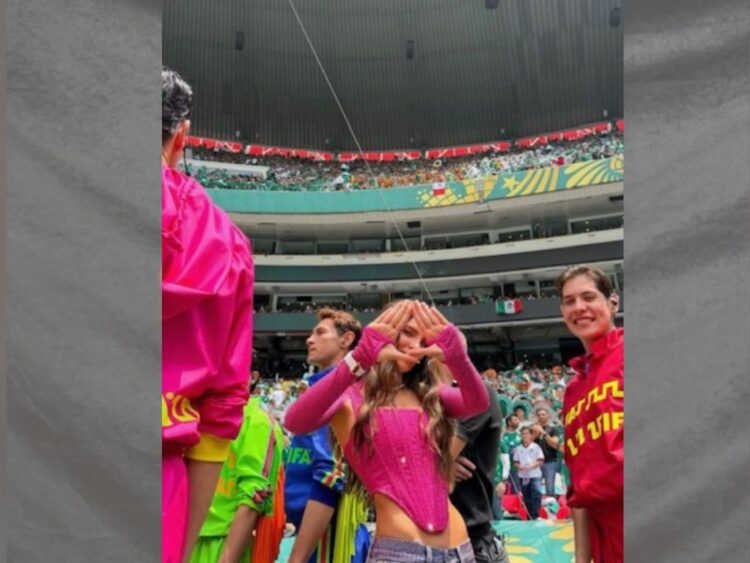 Belinda aparece sobre el escenario de la inauguración del Mundial 2026 con un corset rosa y jeans adornados con miles de cristales Swarovski, durante su participación en el espectáculo musical.