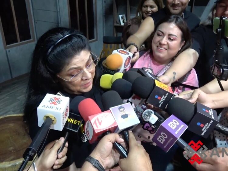 Victoria Ruffo recibió flores, regalos y mensajes de cariño durante la celebración de su cumpleaños en el teatro.