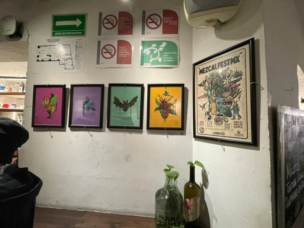 Asistentes recorren una exposición de MezcalFestMX mientras degustan distintas variedades de mezcal y conversan con productores artesanales sobre los procesos tradicionales de elaboración de esta bebida mexicana.