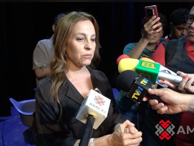 Marina de Tavira posa sonriente tras obtener el premio a Mejor Interpretación Femenina en el Festival de Cannes