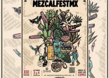 Asistentes recorren una exposición de MezcalFestMX mientras degustan distintas variedades de mezcal y conversan con productores artesanales sobre los procesos tradicionales de elaboración de esta bebida mexicana.