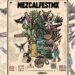 Asistentes recorren una exposición de MezcalFestMX mientras degustan distintas variedades de mezcal y conversan con productores artesanales sobre los procesos tradicionales de elaboración de esta bebida mexicana.