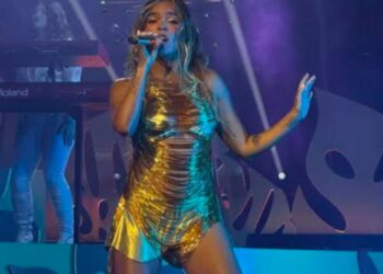 Karol G posa con un minivestido metálico dorado de Victoria’s Secret durante su participación en el evento Billion Club de Spotify, donde celebró sus éxitos en la plataforma musical.