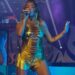 Karol G posa con un minivestido metálico dorado de Victoria’s Secret durante su participación en el evento Billion Club de Spotify, donde celebró sus éxitos en la plataforma musical.