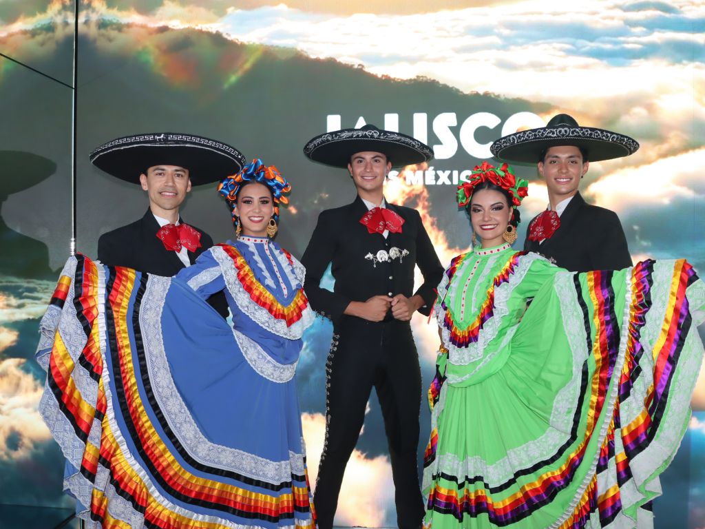 El gobernador Pablo Lemus Navarro y la secretaria de Turismo Michelle Fridman Hirsch presentan la campaña Embajadores de Jalisco y el Pasaporte Mundialista 2026, una estrategia que promoverá los atractivos turísticos, culturales y gastronómicos del estado rumbo al Mundial de Futbol.