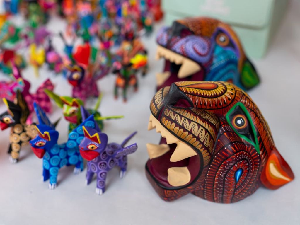 Artesanas y artesanos de pueblos originarios muestran sus creaciones en la Feria Artesanal “Nuestras Culturas Viven”, instalada en el Museo Nacional de Culturas Populares, donde el público conoce técnicas, saberes y tradiciones de diversas regiones de México.