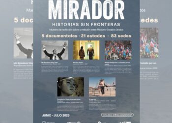 Asistentes observan la proyección de un documental durante la muestra Mirador, dedicada a historias sobre migración y derechos humanos.