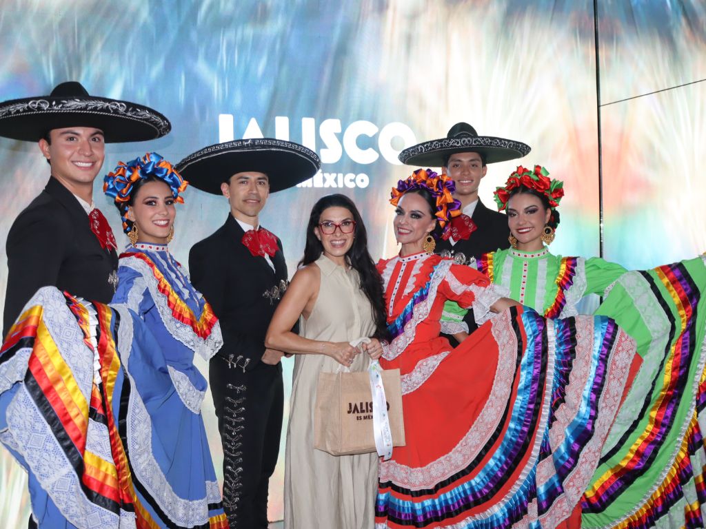 El gobernador Pablo Lemus Navarro y la secretaria de Turismo Michelle Fridman Hirsch presentan la campaña Embajadores de Jalisco y el Pasaporte Mundialista 2026, una estrategia que promoverá los atractivos turísticos, culturales y gastronómicos del estado rumbo al Mundial de Futbol.
