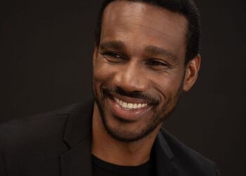 El actor haitiano-mexicano Harding Junior posa durante una sesión fotográfica mientras promueve sus recientes proyectos internacionales para televisión y plataformas de streaming.