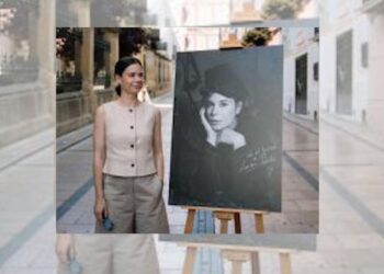 Asistentes y cineastas participan en las actividades del Festival Internacional de Cine de Huesca, donde 77 cortometrajes compiten en las categorías Internacional, Documental e Iberoamericana, mientras la actriz Laia Costa recibe el premio Ciudad de Huesca Carlos Saura.