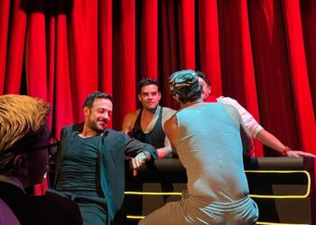 Los actores Pablo Perroni, Mariano Aguirre, Alex Santos, Facundo Castro y Diego Tovar protagonizan F**KING MEN, una puesta en escena que explora las complejidades del amor y las relaciones humanas entre distintos personajes masculinos.