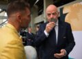 ulián Gil entrega una estampita de la Virgen de Guadalupe a Gianni Infantino en el Estadio Ciudad de México durante la inauguración del Mundial 2026.