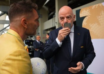 ulián Gil entrega una estampita de la Virgen de Guadalupe a Gianni Infantino en el Estadio Ciudad de México durante la inauguración del Mundial 2026.