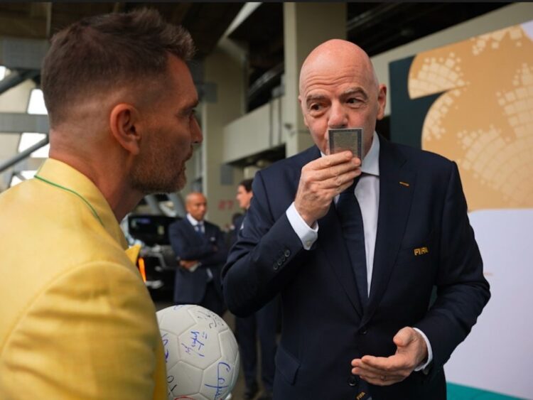 ulián Gil entrega una estampita de la Virgen de Guadalupe a Gianni Infantino en el Estadio Ciudad de México durante la inauguración del Mundial 2026.