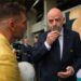 ulián Gil entrega una estampita de la Virgen de Guadalupe a Gianni Infantino en el Estadio Ciudad de México durante la inauguración del Mundial 2026.