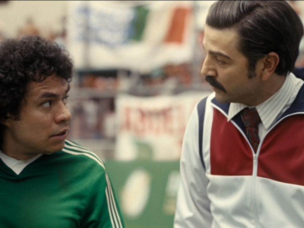 El actor Diego Luna interpreta a Martín de la Torre en una escena de la película México 86, personaje ficticio inspirado en las negociaciones y acontecimientos que permitieron a México organizar la Copa Mundial de Futbol de 1986.