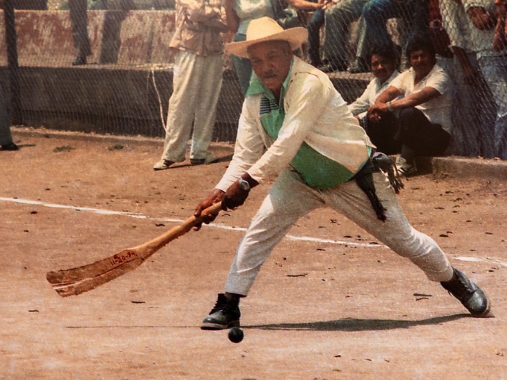 Visitantes recorren la exposición De cuerpos y canchas. Jugar a la pelota en México, que exhibe fotografías, objetos y testimonios sobre juegos tradicionales y futbol.Visitantes recorren la exposición De cuerpos y canchas. Jugar a la pelota en México, que exhibe fotografías, objetos y testimonios sobre juegos tradicionales y futbol.
