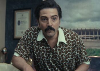 El actor Diego Luna interpreta a Martín de la Torre en una escena de la película México 86, personaje ficticio inspirado en las negociaciones y acontecimientos que permitieron a México organizar la Copa Mundial de Futbol de 1986.