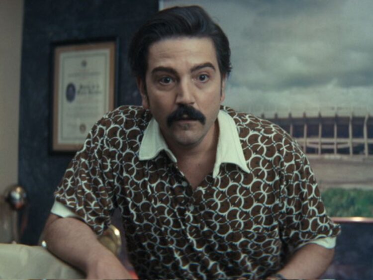 El actor Diego Luna interpreta a Martín de la Torre en una escena de la película México 86, personaje ficticio inspirado en las negociaciones y acontecimientos que permitieron a México organizar la Copa Mundial de Futbol de 1986.