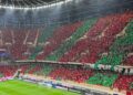 Persona observa un partido de futbol en una computadora mientras navega por internet. Expertos en ciberseguridad alertan sobre sitios falsos de streaming que buscan obtener datos personales y bancarios durante eventos deportivos de gran audiencia.