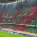 Persona observa un partido de futbol en una computadora mientras navega por internet. Expertos en ciberseguridad alertan sobre sitios falsos de streaming que buscan obtener datos personales y bancarios durante eventos deportivos de gran audiencia.