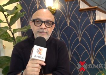 Elías Solorio durante una entrevista en la que habla sobre la tercera temporada de Riquísimos… Por Cierto y el futuro de Vecinos.
