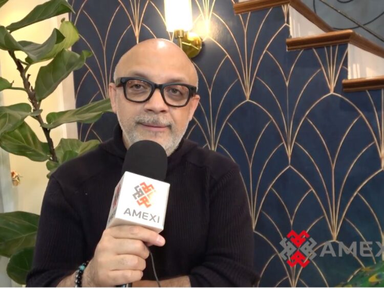 Elías Solorio durante una entrevista en la que habla sobre la tercera temporada de Riquísimos… Por Cierto y el futuro de Vecinos.